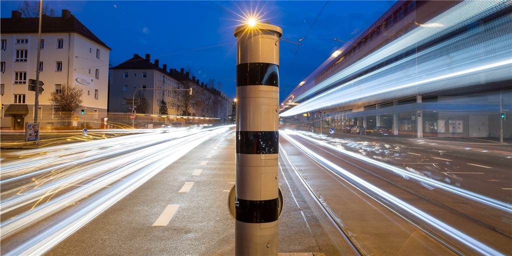 Der Blitzer der Zukunft ist eine runde Sache Die letzten Starenkästen sollen in den nächsten Monaten durch Rundsäulen ersetzt werden. Sie ermöglichen eine Überwachung in beide Fahrtrichtungen und von maximal vier Fahrspuren.
