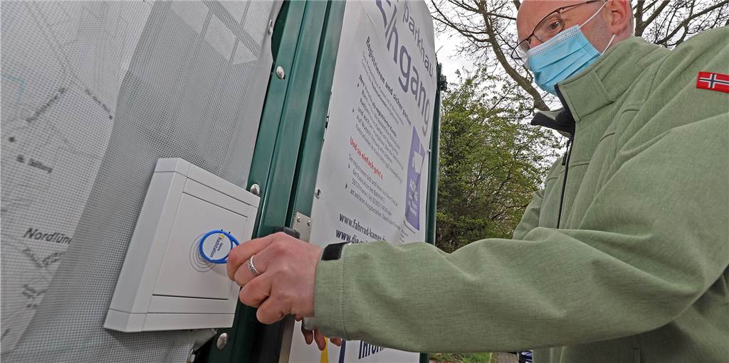 Mit Video: So funktioniert das neue Radparkhaus am Bahnhof Methler Matthias Breuer, Radfahrbeauftragter der Stadt Kamen, öffnet mit einem elektronischen Chip die Tür zum neuen Radparkhaus in Methler.
