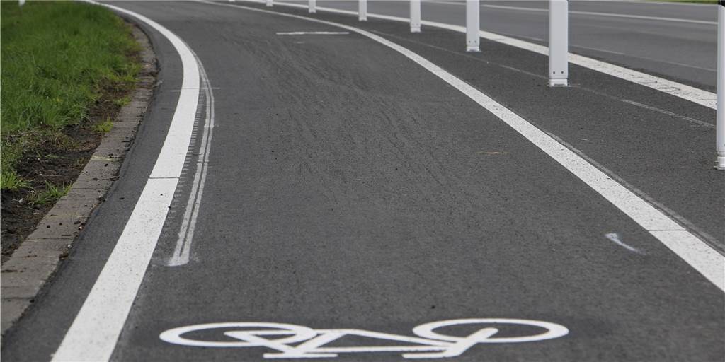 Der neue Radweg auf einem Teilstück an der Westicker Straße ist fertig. Der breite Radfahrstreifen ist durch neue Leitpfosten abgeschirmt.