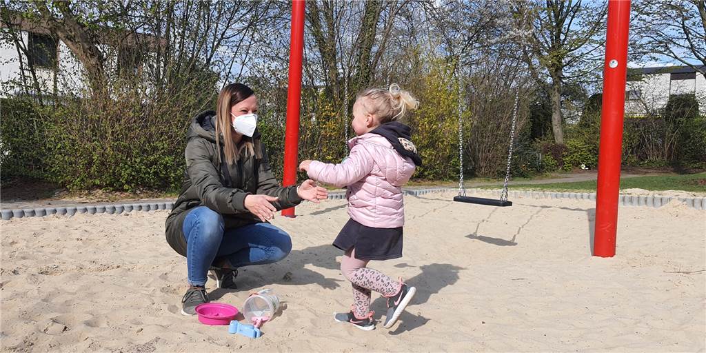 Wirrwarr um Kita-Notbetreuung: „Als Mutter fühle ich mich wie eine Figur auf einem Spielbrett“ Lynn Schneiders Tochter Lea (3) wird im Awo-Familienzentrum Wühlmäuse betreut. Kitas auf oder zu: Die 33-Jährige hat kein Verständnis für das Hin und Her der Politik bei der Kinderbetreuung.