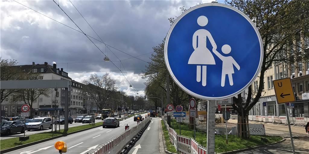 Gehweg oder Straße? Stadt Dortmund erklärt Fahrradslalom an Wall-Baustellen Anfang der Woche stand an dieser Stelle noch das Fußweg-Schild. Nach der Anfrage unserer Redaktion wurde die abgezäunte Spur am Ostwall zum Fahrradweg umdeklariert.