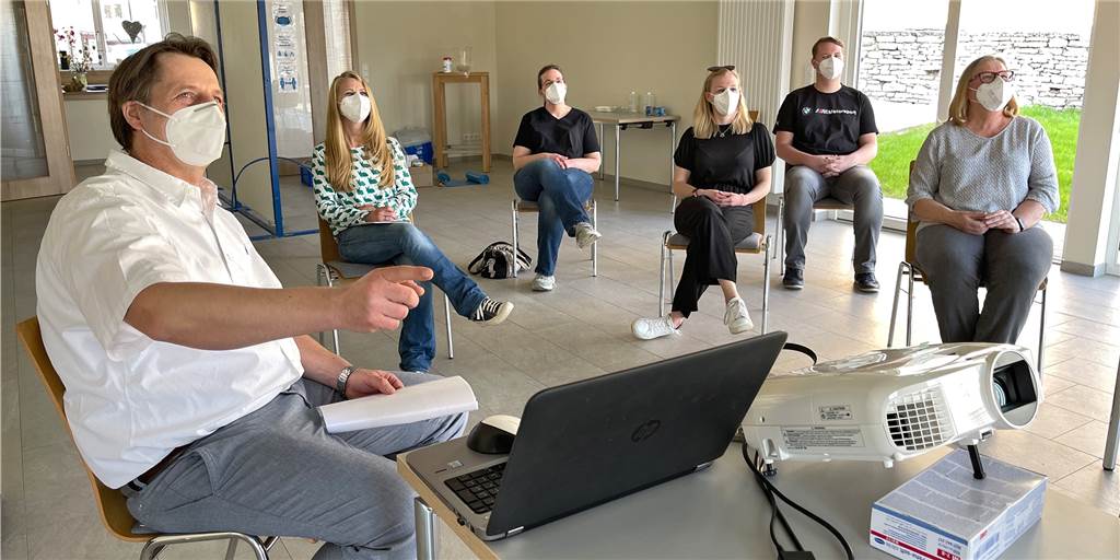 Schnelltest und Labortest im selben Haus: Testzentrum in Dellwig ist Vorreiter Im Testzentrum der Dorfgemeinschaft Fröndenberg-West im Versammlungshaus Dellwig waren bereits Laien für die Abnahme der Schnelltests geschult worden; jetzt wird zusätzlich medizinisch-technisches Personal für Labortests eingesetzt.