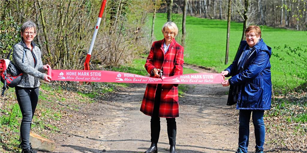Hohe-Mark-Steig eröffnet: Wanderspaß vor der eigenen Haustür Einweihung des Hohe-Mark -teiges an der Biologischen Station des Kreises Recklinghausen, hier mit (v.r.) RVR-Regionaldirektorin Karola Geiß-Netthöfel, Regierungspräsidentin Dorothee Feller und Geschäftsführerin Dagmar Beckmann vom Naturpark Hohe Mark.