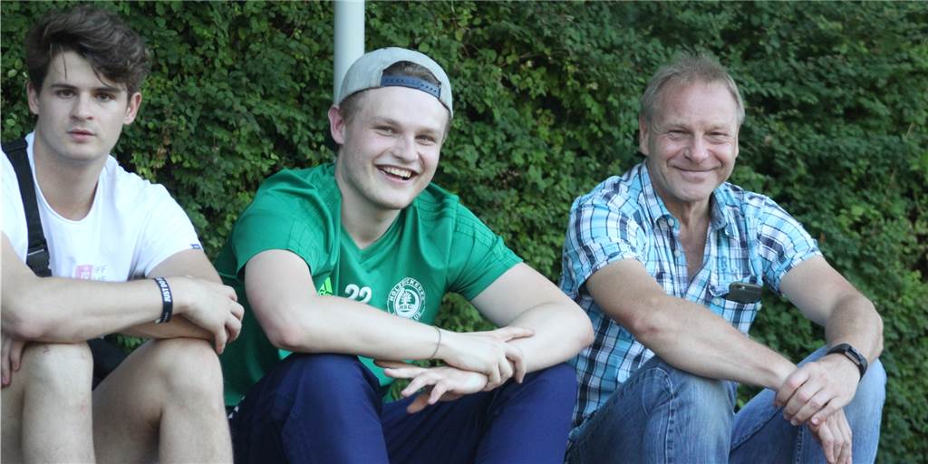 HSC-Kicker Joshua Heinrichs: „Der Lüner SV war für mich keine Option“ Typisch für die Karriere von Joshua Heinrichs (Mitte): Der 25-Jährige sitzt verletzungsbedingt mit Vater Frank (re.) und Marcel Duwe (li.) am Spielfeldrand.
