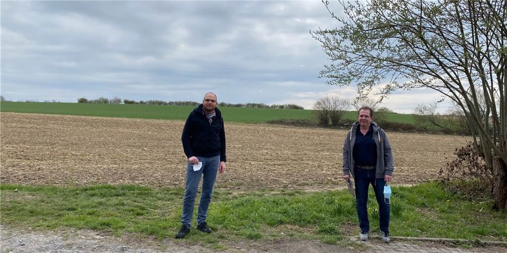 Neubau der Fleitmann-Schule am Großen Feld? „Das wäre eine Katastrophe“ Christian Henrichs (l.) und Dieter Meckelburg vor dem Großen Feld: Beide engagieren sich in der Bürgerinitiative gegen den Neubau der Theodor-Fleitmann-Schule an dieser Stelle, die inzwischen zahlreiche Unterstützer hat.