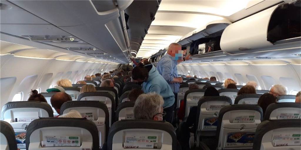 Urlaub in der Pandemie: Im vollen Flieger zurück von Mallorca nach Dortmund Im Flieger von Mallorca zurück nach Dortmund sind alle Plätze belegt.