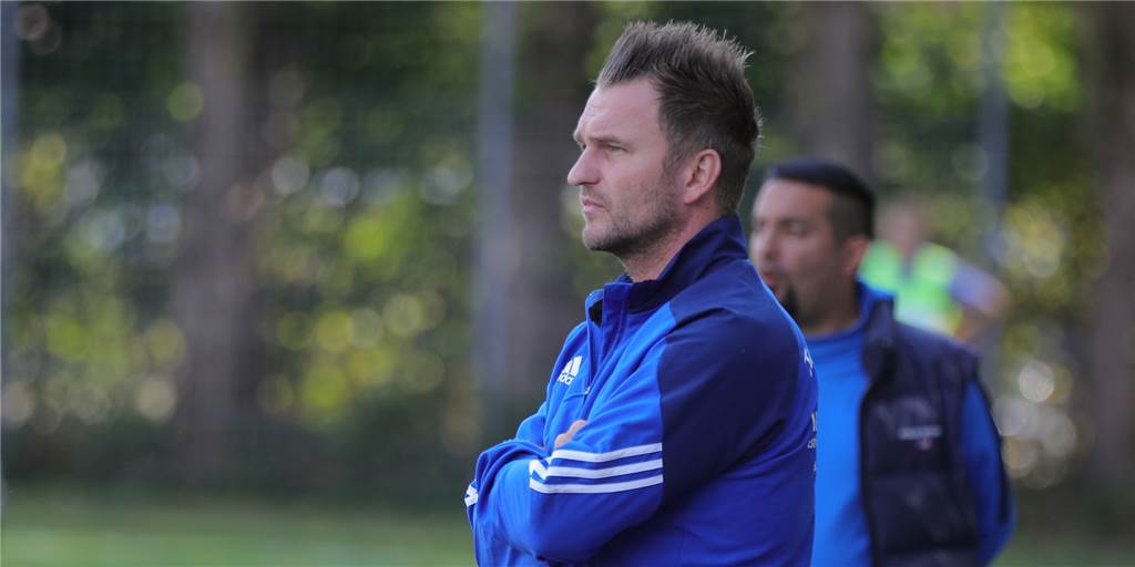 Transferoffensive beim TuS Niederaden trotz Ascheplatz und überschaubarer Mittel TuS-Trainer Amel Mesic muss in der kommenden Spielzeit knapp 30 Spieler bei Laune halten.