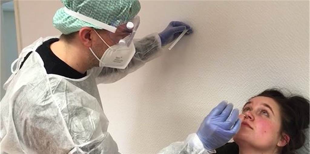 Selbstversuch: So läuft ein Corona-Schnelltest im Olfener Testzentrum ab Bei Reporterin Irina Höfken wird für den Corona-Schnelltest ein Abstrich durch die Nase gemacht.