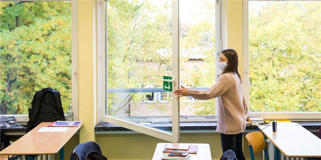 Hin und Her geht weiter: Bekommen Heeks Schulen jetzt Lüfter? Regelmäßiges Stoßlüften ist sehr effektiv für den Luftaustausch – auch in Klassenräumen. In Heeks Schulen gibt es ohnehin noch keine Lüfter.