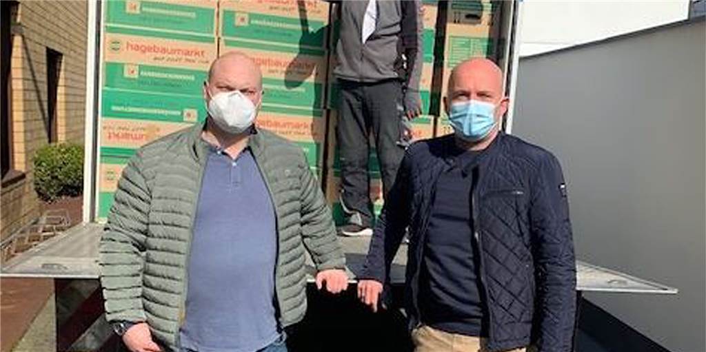 Halterner Modeunternehmer spendet Winterware für soziale Zwecke Peter Heckmann (r.) und Mitarbeiter der Transportfirma beluden am Samstag den LKW.