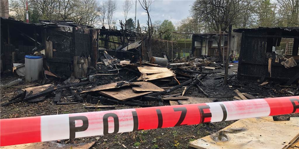 Brand in Kleingartenanlage: „Ich dachte erst, es ging um meine Laube“ In der Kleingartenanlage Evinger Straße 120 waren am frühen Sonntagmorgen zwei Gartenlauben niedergebrannt. Die Polizei sparrte das Gelände ab.