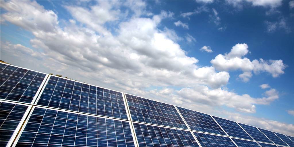 Solarpark Niersteheide: Bauträger will größere Modulfläche Das Bild zeigt Solar-Module in einem Solarpark. Bis es an der Niersteheide in etwa so aussieht, wird es wohl noch eine Weile dauern.