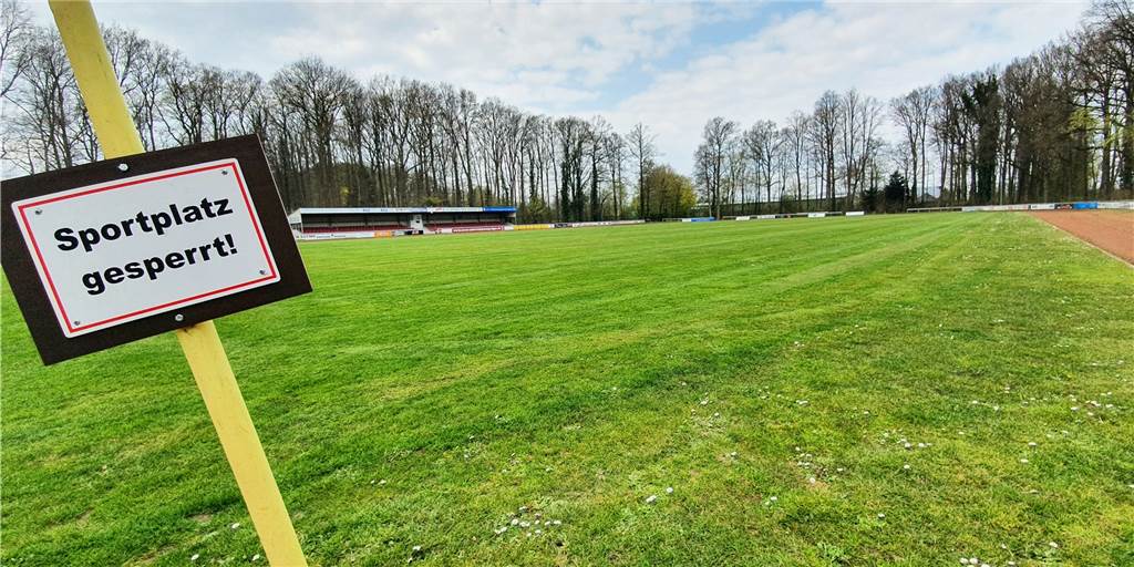 Ahaus soll eine komplett neue Leichtathletik-Anlage bekommen: Aber wo? Entsteht auf dem Hauptplatz der Augenklinik-Ahaus-Arena eine komplett neue Leichtathletik-Anlage? Problem sind die Eichen, die gleich auf mehrere Weise zu Einschränkungen führen könnten.