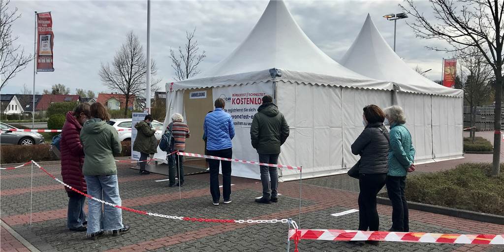 Die Corona-Schnelltest-Zentren in Lütgendortmund, Mengede und Huckarde Das Testzentrum vor dem Hellweg Baumarkt.