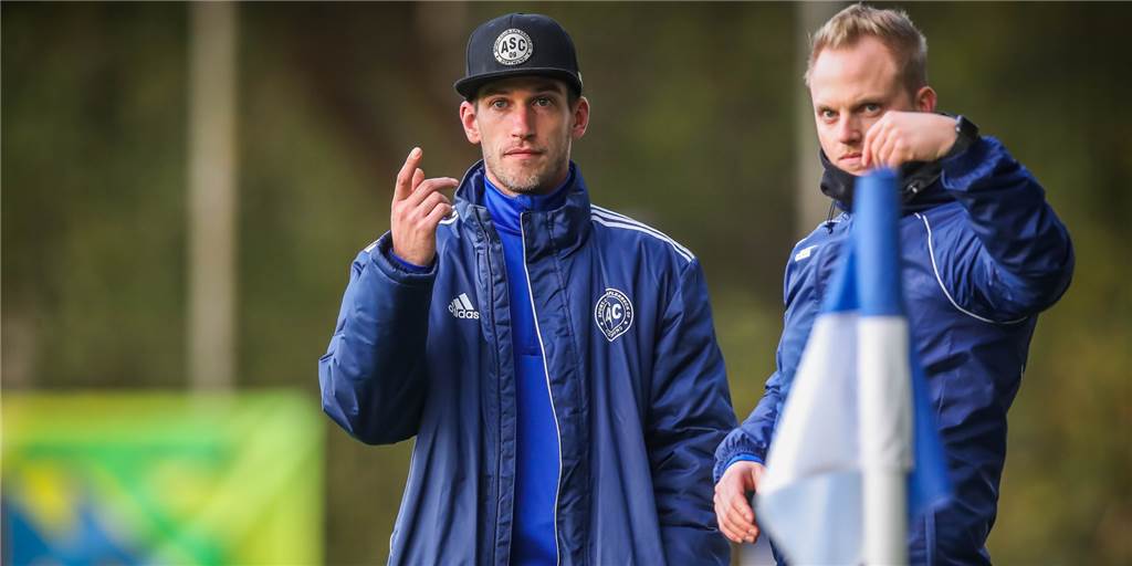 Der ASC 09 Dortmund II schlägt auf dem Transfermarkt zu und holt einen Türkspor-Spieler Bekommt einen weiteren neuen Spieler für die neue Saison: ASC-II-Trainer Tim Schwarz (l.), hier mit Dominik Kemler.