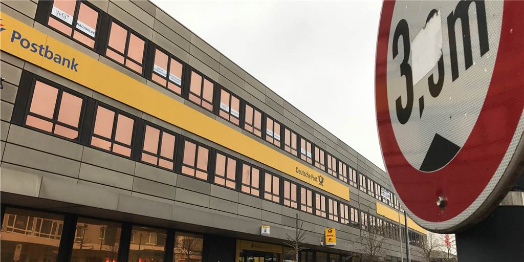 Kauft die Stadt Castrop-Rauxel das Postgebäude für 3,9 Millionen Euro? Das Gebäude am Busbahnhof, in dem die Postbank Hauptmieter ist, wird jetzt zum Verkauf angeboten.