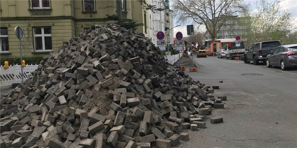 Die Steine sind weg und mit ihnen auch die Parkplätze: So sieht es aus auf der Sonnenstraße zwischen Arneckestraße und Möllerbrücke.