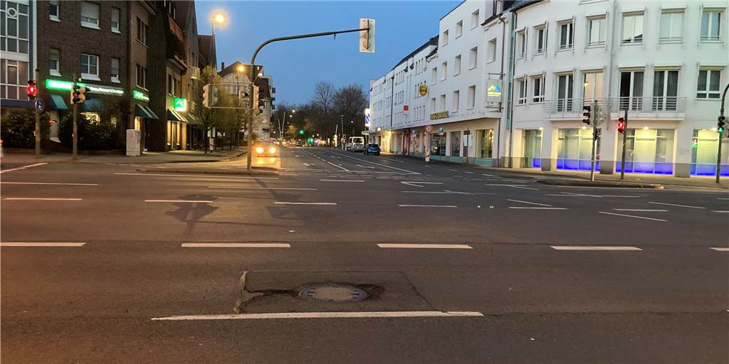 Ausgangssperre in Lünen: Auf letzten Drücker Zigaretten kaufen Leere Straßen in Lünen: Seit Montagabend gilt eine Ausgangssperre.