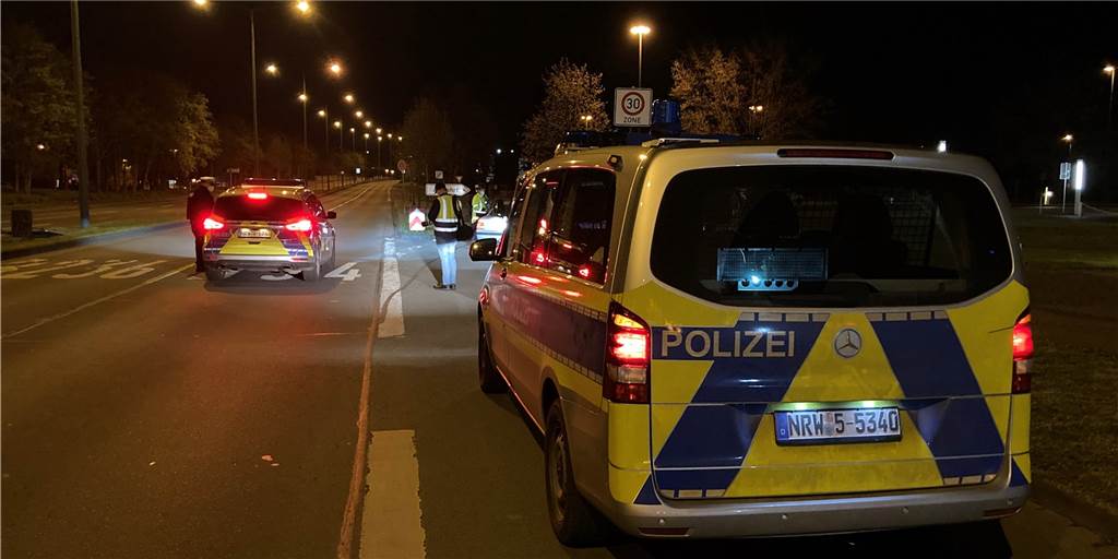In Höhe des Theaters kontrollierte die Polizei Autofahrer. Ab 21 Uhr galt am Montagabend die Ausgangssperre in Lünen.