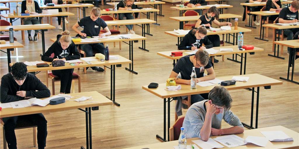 Coronafall lässt Stadtlohner Abiturienten vor den Prüfungen bangen Die Abiturklausuren des Geschwister-Scholl-Gymnasiums werden auch in diesem Jahr wieder in der Stadthalle geschrieben, um die coronagerechten Abstände einhalten zu können. Ob die Klausuren in diesem Jahr mit Maske geschrieben werden müssen, steht nach Angaben des Schulleiters noch nicht fest.