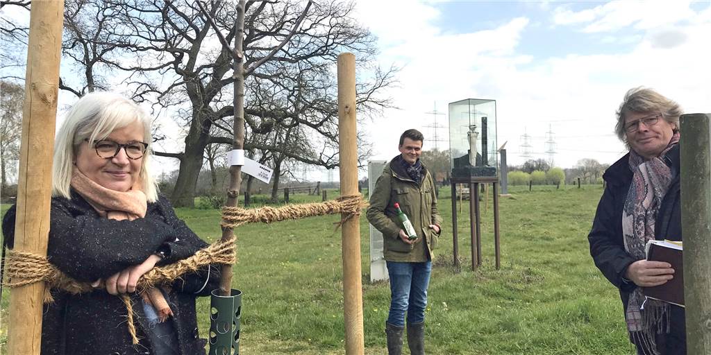 Lange vernachlässigt: Doch nun erblüht Vorzeigeprojekt zu neuem Leben Sabine Fischer (Leiterin Stadtagentur) und Tobias Dalhaus (Hofbesitzer) im Ruhr-Kultur-Garten am Hof Dalhaus in Altendorf-Ulfkotte.