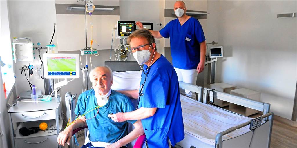 Wie Patienten im Sixtus-Hospital Haltern das selbstständige Atmen lernen Untersuchung im Weaningzentrum des Halterner St. Sixtus Hospitals: Oberarzt Dr. Stefan Matzko hört die Lunge des Patienten Abdullah Öz ab, im Hintergrund prüft Chefarzt Dr. Lars Heining die Werte des Überwachungsmonitors.