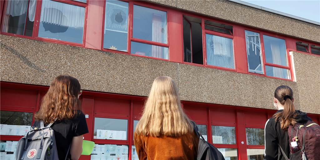 Jugendliche werfen Pflastersteine auf den Ordnungsdienst Jugendliche blicken auf die zerstörten Fenster ihrer Schule. Am Abend zuvor waren vom Schulhof aus Pflastersteine geflogen, die zahlreiche Scheiben zerstörten.
