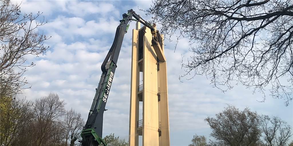 Im Video: Ein Kirchturm im Dortmunder Westen wird abgerissen Die Abrissarbeiten am Glockenturm in Nette haben begonnen.