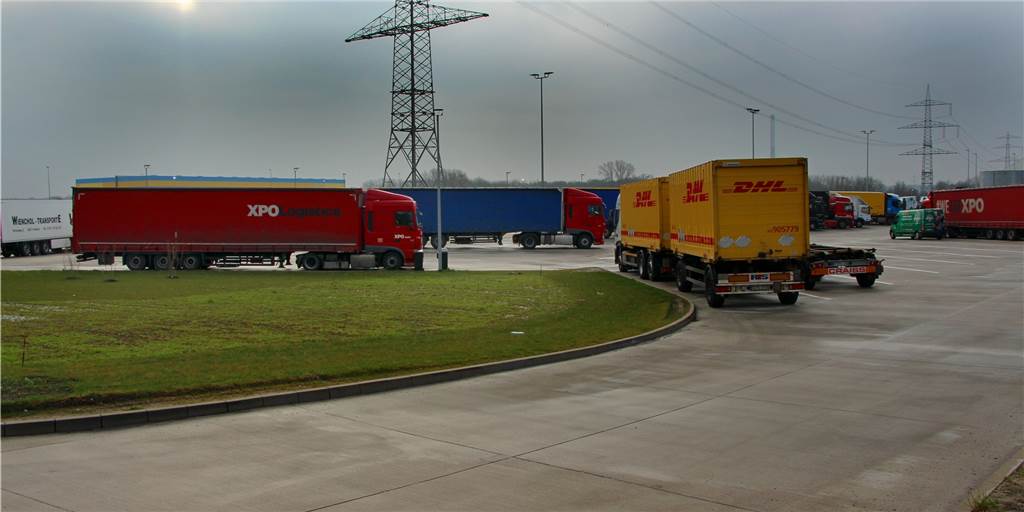 Lager für Wilo in Werne: Viel mehr Lkw-Verkehr nicht zu erwarten Wartende Lkw, wie hier auf einem Archivbild vor dem Amazon-Logistik-Zentrum in Werne zu sehen, soll es mit der Ansiedlung von Hellmann mit dem neuen Wilo-Lager nicht geben. Auch für spürbar deutlich mehr Lkw-Verkehr werde man nicht sorgen, heißt es.