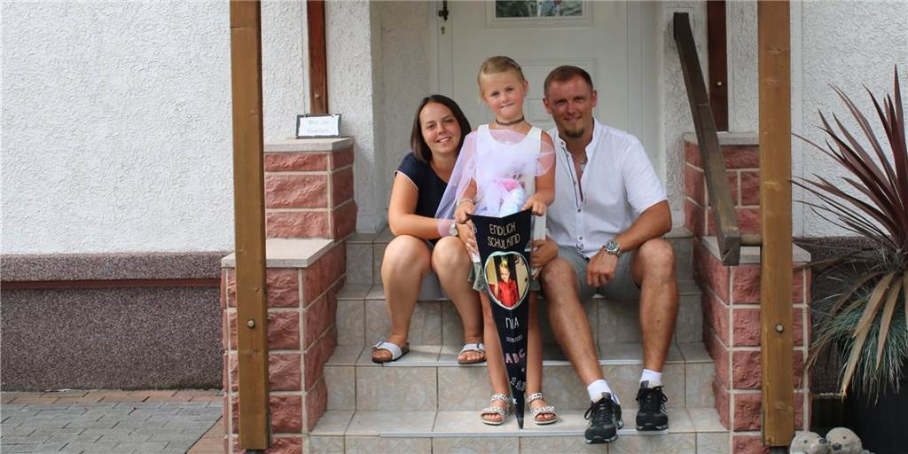 Familie stellt Zahlung der OGS-Beiträge wegen Corona-Pandemie ein Familie Hosse mit Nia (7) in Frohlinde: Das Kind wurde 2020 in die Lindenschule eingeschult. Aber in die OGS geht Nia zurzeit nicht.