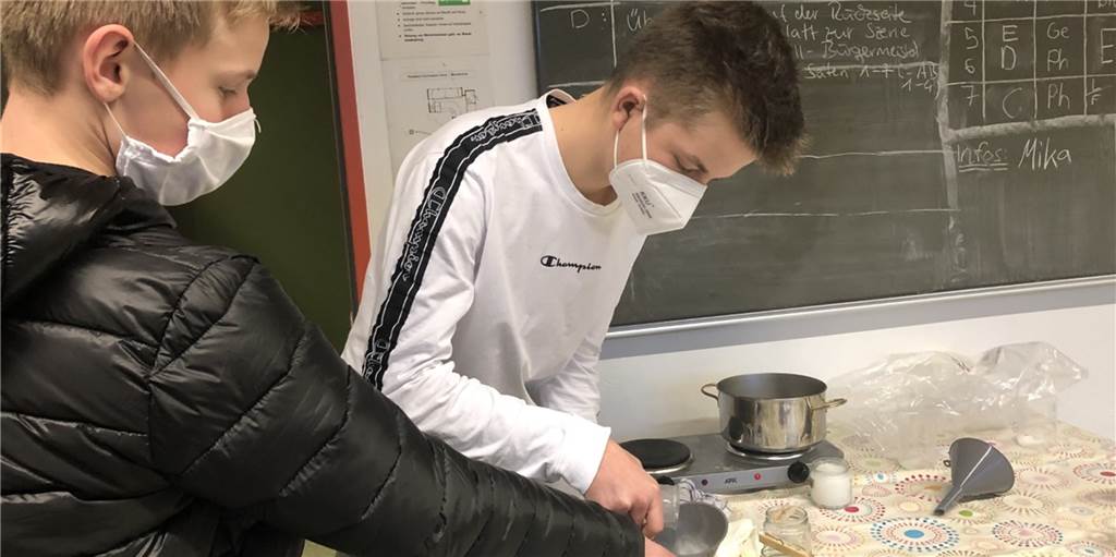 Wachsreste gesucht: Schülerfirma des PGU will Kerzen nachhaltiger gestalten Wachsreste gesucht: Schülerfirma des PGU will Kerzen nachhaltiger gestalten