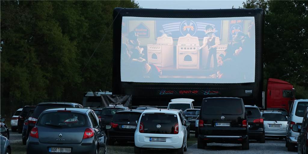 Autokino bleibt ein Renner: „Leute stürzen sich auf alles“ Das Cinetech-Autokino auf dem Ahauser BBS-Parkplatz an der Fürstenkämpe war ein voller Erfolg. Dominik Paffrath macht nun Hoffnungen auf mehr.