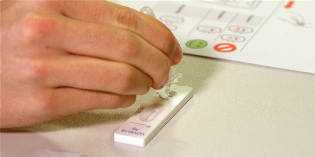 Schulministerium: Eltern behinderter Kinder müssen Tests selbst zahlen Ein Schüler führt einen Corona-Schnelltest durch. Doch es gibt Kinder, die das nicht von alleine können. Ganz junge Kinder zum Beispiel - oder Kinder mit Behinderung.