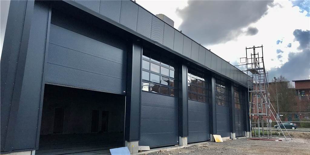 Neues Feuerwehrgerätehaus wird fast ein Jahr später fertig als geplant An der Pallasstraße entsteht gerade das neue Gerätehaus des Löschzugs Rauxel-Dorf der Freiwilligen Feuerwehr, das den alten Standort auf dem Hof Schulte-Rauxel ersetzen soll.