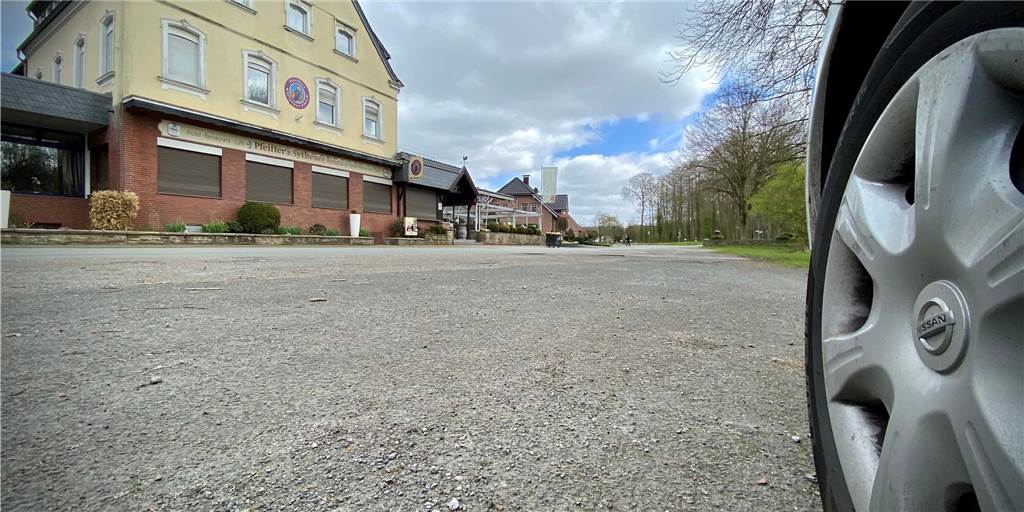 Hubschraubereinsatz in Haltern: Polizei stellt Drogen in Fluchtauto sicher Die Flüchtigen verließen ihr Fahrzeug nach der Verfolgungsjagd auf dem Hof von Hotel Pfeiffer.