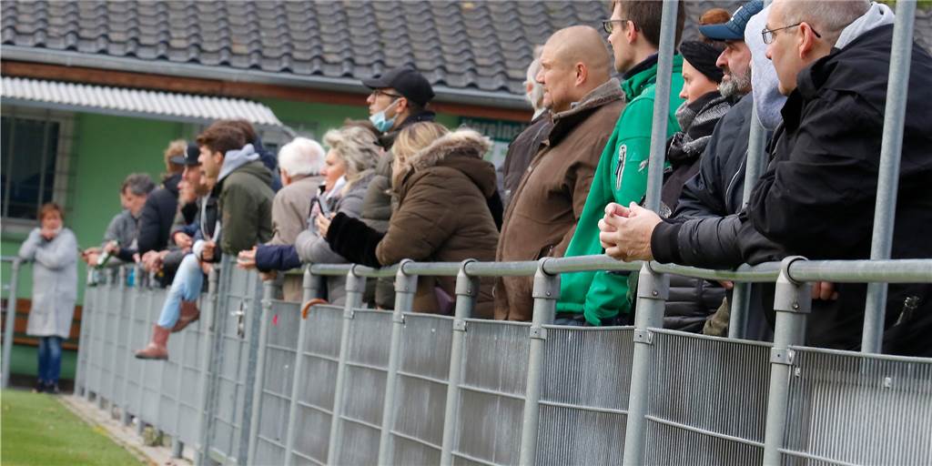 Schwere Verletzung setzt zwei Stammspieler des VfR Sölde lange außer Gefecht Sollte ab Sommer wieder gekickt werden können, müssen sich zwei Stammspieler des VfR Sölde den Zuschauern anschließen.