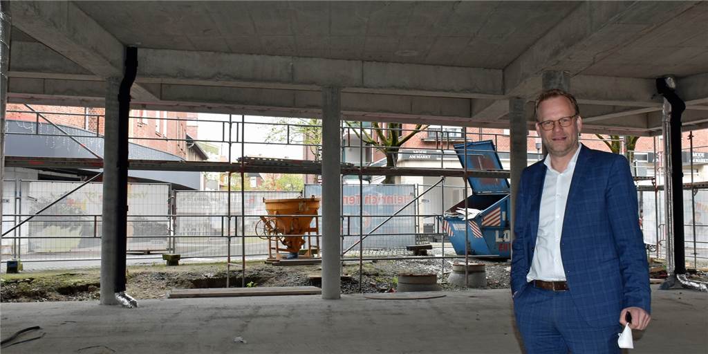 Mit Video: Großbaustelle am Vredener Markt – wann kommt das Extrablatt? Investor Alfons Küpers im künftigen Cafébereich: Der Haupteingang zum Extrablatt soll zur Wessendorfer Straße hin sein, zum Markt hin, wo der Großteil der Außengastronomie seinen Platz finden soll, wird es einen Nebeneingang mit Windfang geben.