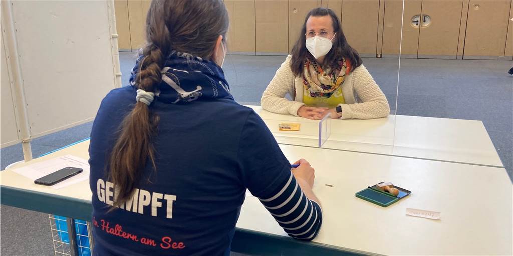 Kitas in Haltern: Weitere Mitarbeiter wurden erstmalig geimpft Ende März wurde ein Großteil des Kita-Personals in der Seestadthalle geimpft.
