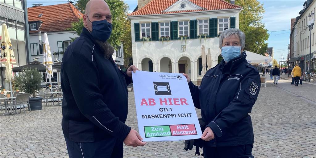 „Querdenker“ in Dorstens Innenstadt erwischt - Ratsmitglied mittendrin Seit Monaten gilt in Dorstens Altstadt u.a. Maskenpflicht. Eine Gruppe von etwa 20 Personen interessierte das in dieser Woche nicht.