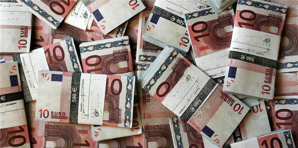 Insgesamt 12.000 Euro (Symbolbild) soll ein mutmaßliches Betrügerpaar von einer Kamenerin ergaunert haben. Diese übergab das Geld, weil sie dachte, das Paar benötigte Hilfe.