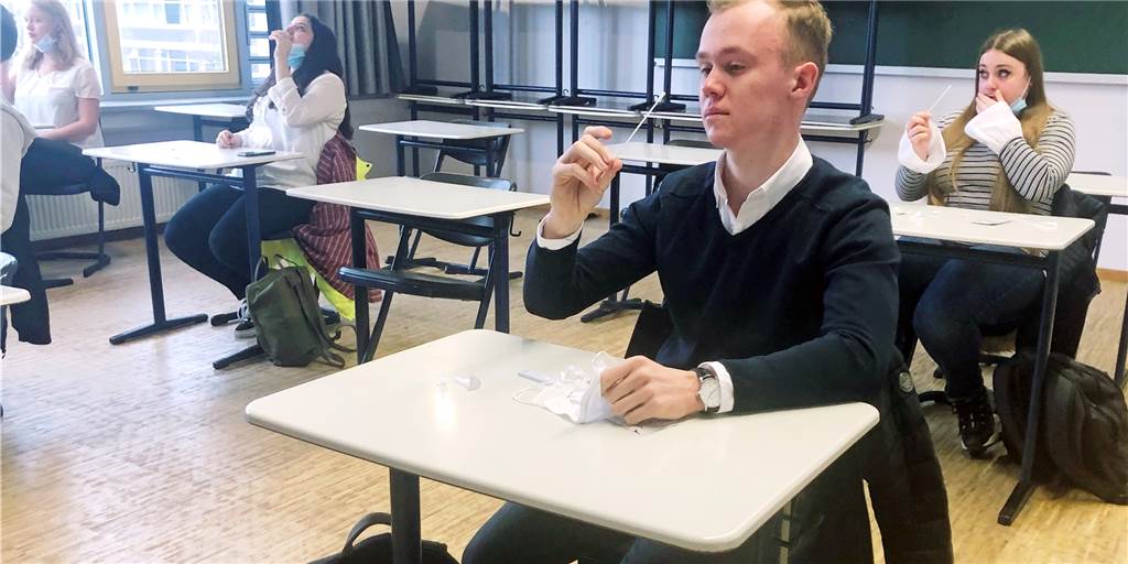 Noch eine infizierte Abiturientin, ein Brandbrief und anonyme Schreiben Unter den Abiturienten ist die Testbereitschaft groß. Diese Bild zeigt den Sowi-Kurs des Geschwister-Scholl-Gymnasiums vor wenigen Wochen beim Selbsttest.