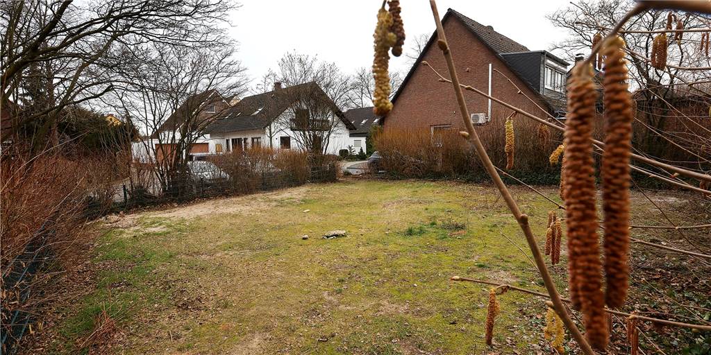 Das Grundstück an der Ecke Weißdornweg/Rotdornweg, auf dem früher ein Spielplatz war. Die Zahl der Bewerbungen liegt jetzt vor.