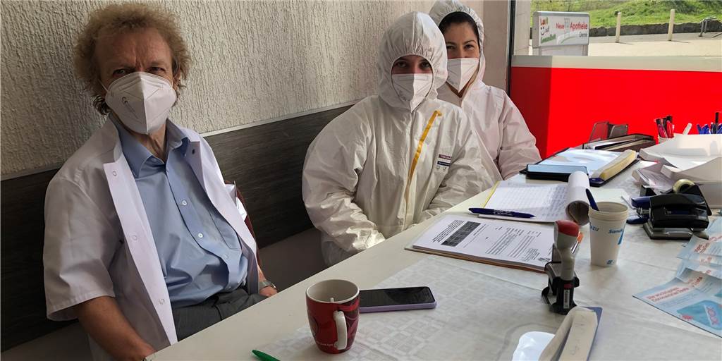 Viele positive Tests im Corona-Testzentrum im Dortmunder Norden Der Apotheker Joachim Kern hat an der Altenderner Straße 51 eine Corona-Teststelle eingerichtet. Andreea Dana Aftanache und Adriana Vanile arbeiten dort