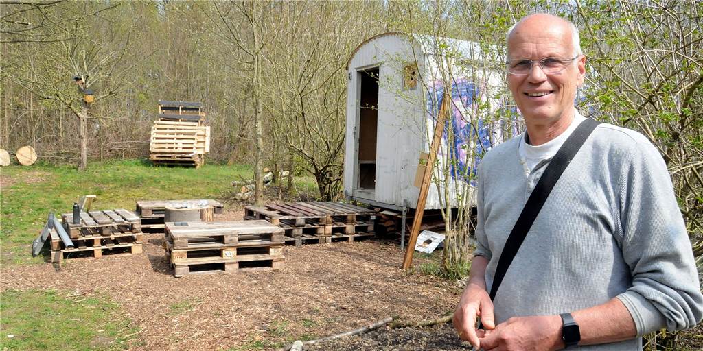 Fahrlehrer Udo Edelmeier hat umgesattelt: Jetzt macht er Apfelsaft Nicht Peter Lustig, sondern Udo Edelmeier hat den Bauwagen auf der Streuobstwiese aufgestellt. Davor baut er eine Terrasse aus alten Transport-Paletten.