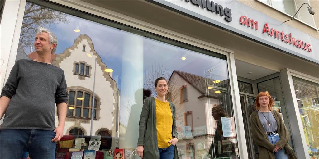 Michael Nau (v.l.) leitet die Mengeder Buchhandlung, die direkt am Amtshaus sitzt. Zu seinem Team gehören unter anderem Christine Earley und die Auszubildende Anna Lefarth.