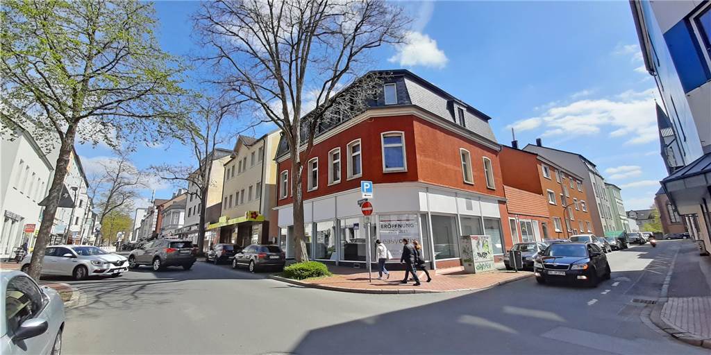 Künstler räumen Ladenlokal für neue Mieterin – Eröffnung im Juni geplant Hier in dem Eckgebäude an der Harkortstraße/Vulkanstraße werden ab Juni 2021 Brillen verkauft.