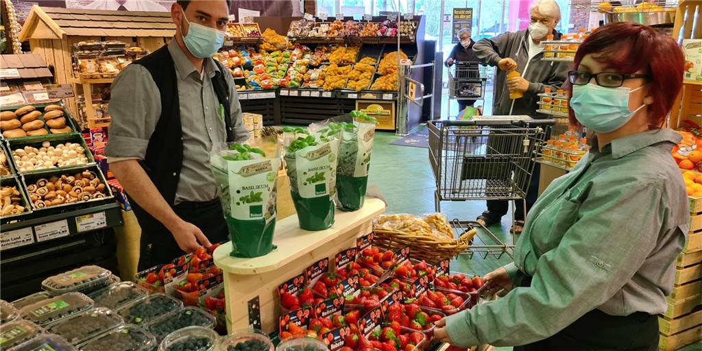 Lüner Supermarktmitarbeiterin: Täglich mitten im Infektionsrisiko Marcel Kusio und Jacqueline Link (von links) sortieren Lebensmittel ein. Sie merken den Kunden den pandemiebedingten Stress an.