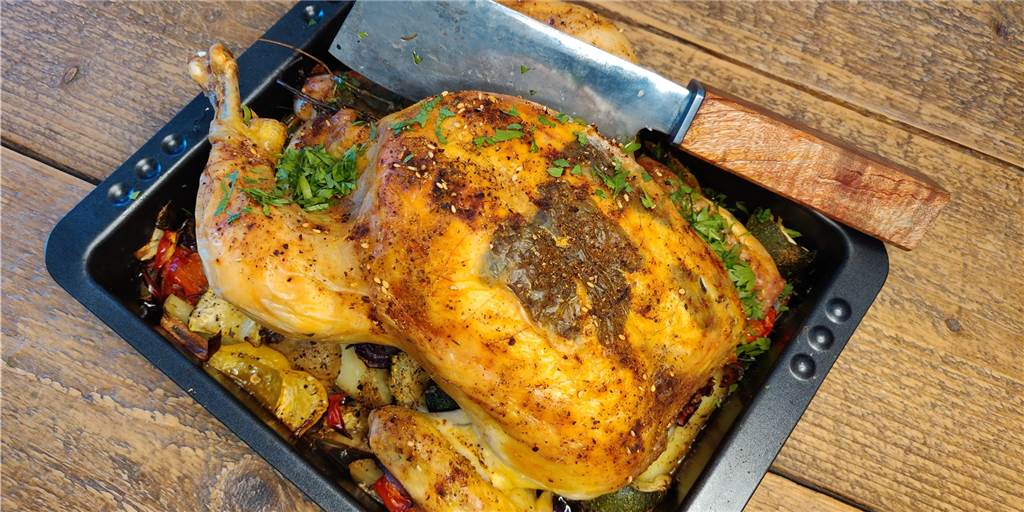 Tipps vom Profikoch: So wird ein ganzes Hähnchen im Ofen nicht trocken Das Hühnchen hat Lukas Eversmeier im Ganzen gebraten.