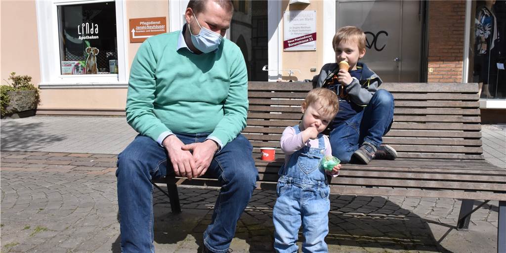 Glücksmomente trotz Corona - „Kinderlachen verschönert den Alltag" Kinder bringen ein wenig Licht in die trübe Corona-Zeit. So erwischen wir Max Knauer bei einem seiner Glücksmomente: Eis essen mit den Kindern.