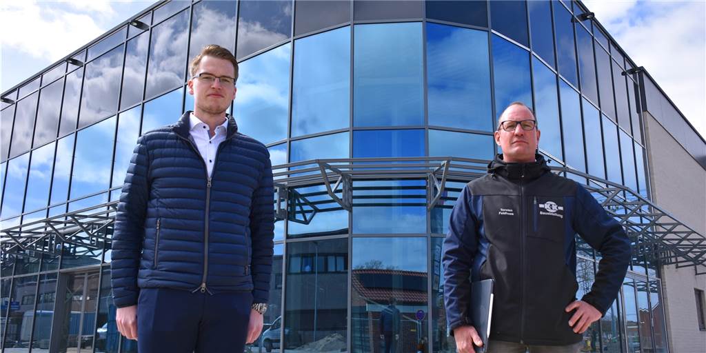 Mit Video: Letzte Bauarbeiten des K+K-Marktes vor der Eröffnung Sebastian Klaas und Torsten Feldhues stehen vor dem neuen Haupteingang der K+K Supermarktes in Vreden. Der Markt soll das Aushängeschild für das Unternehmen sein.